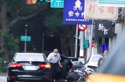 德州台当局这个单位的公车，给了狗了