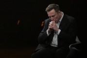 德州特斯拉股价收涨超3%：特朗普无意沟通，马斯克父亲劝儿子低头